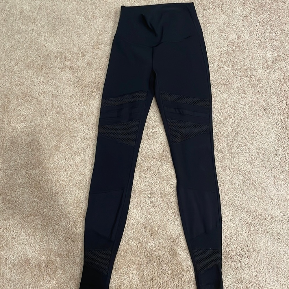 Lululemon Wunder Under mesh leggings. Excellent condition. Black. Size 4